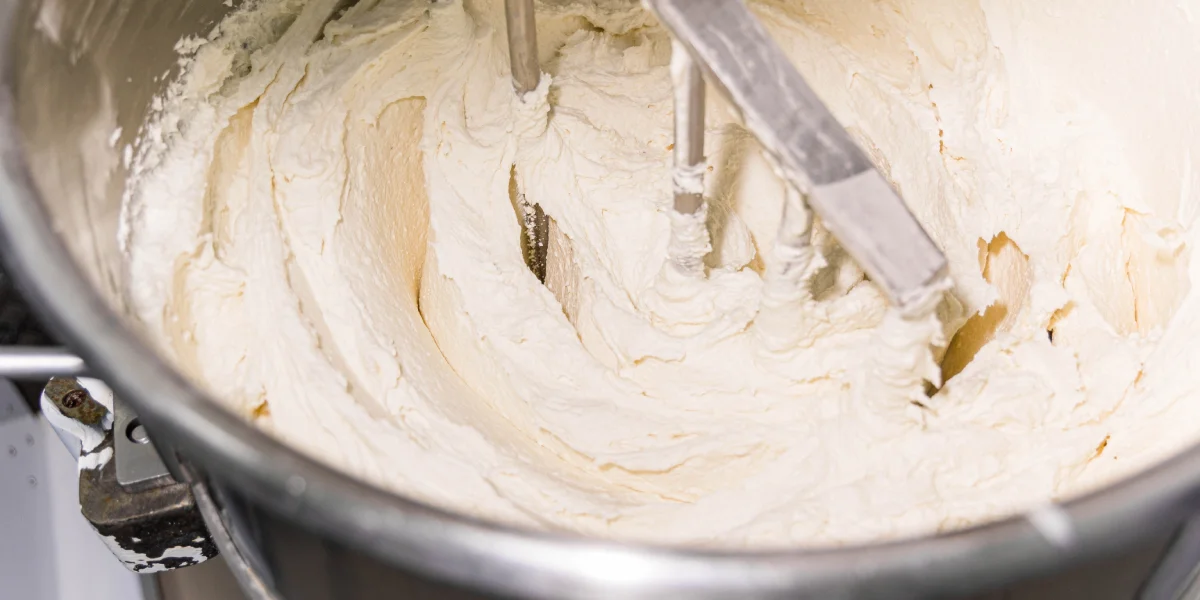 В котлах творог смешивают с яйцами, молоком, мукой и сахаром. Масса получается густой, как жирная сметана