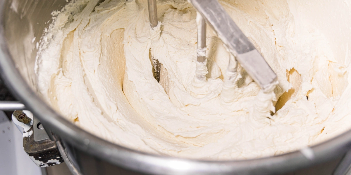 В котлах творог смешивают с&nbsp;яйцами, молоком, мукой и&nbsp;сахаром. Масса получается густой, как жирная сметана