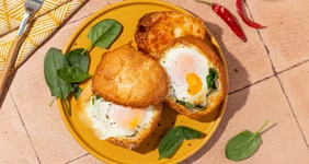Яйца в хлебе со шпинатом и сыром
