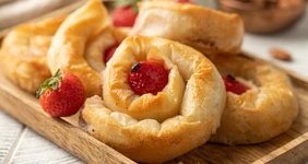 Улитки из теста фило с творогом и клубникой