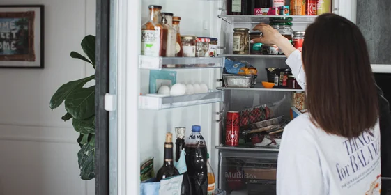 «Меня триггерят вкусняшки»: что в холодильнике у Саши Жарковой