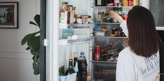 «Меня триггерят вкусняшки»: что в холодильнике у Саши Жарковой