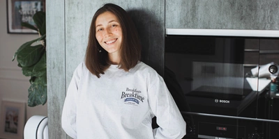 «Меня триггерят вкусняшки»: что в холодильнике у Саши Жарковой