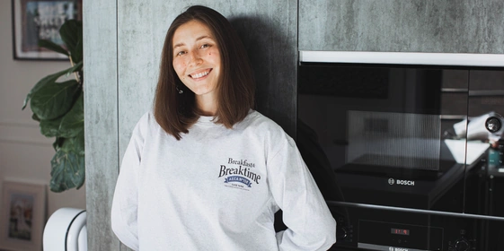 «Меня триггерят вкусняшки»: что в холодильнике у Саши Жарковой