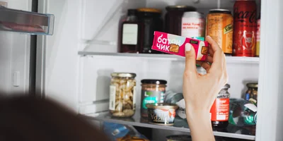 «Меня триггерят вкусняшки»: что в холодильнике у Саши Жарковой