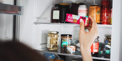 «Меня триггерят вкусняшки»: что в холодильнике у Саши Жарковой