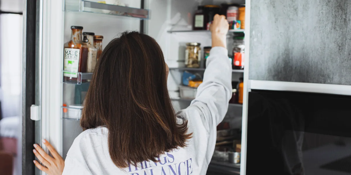«Меня триггерят вкусняшки»: что в холодильнике у Саши Жарковой