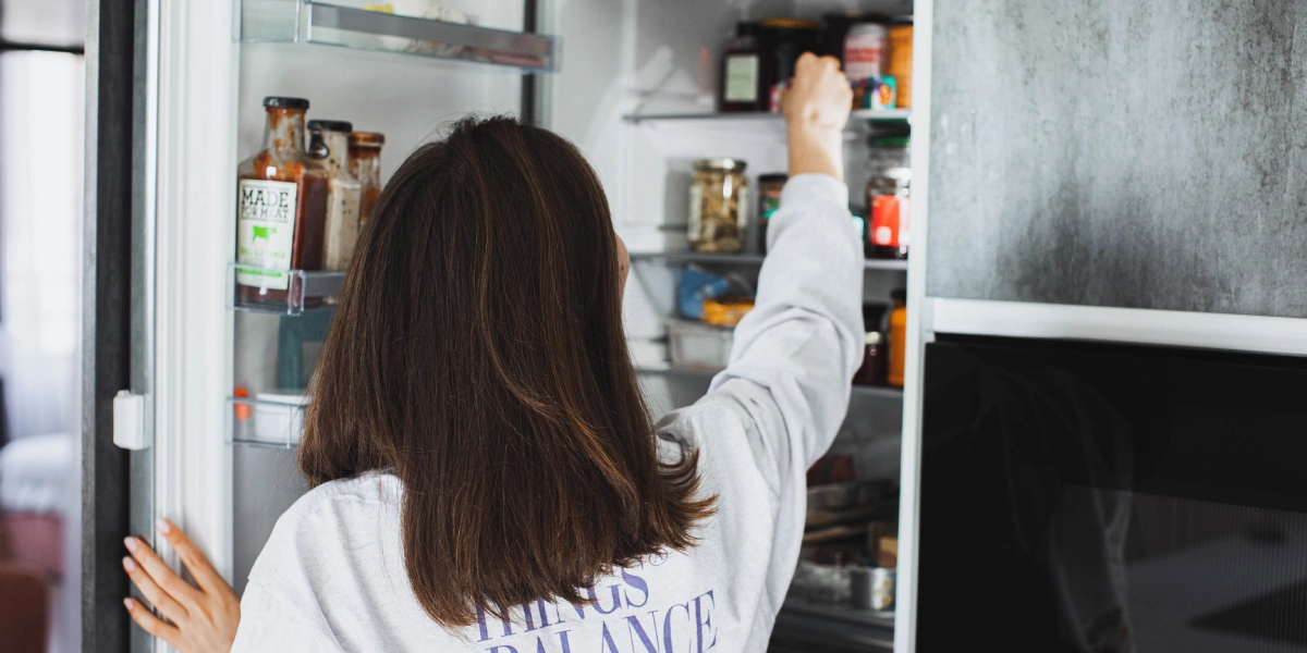 «Меня триггерят вкусняшки»: что в холодильнике у Саши Жарковой