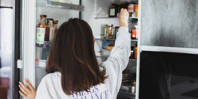 «Меня триггерят вкусняшки»: что в холодильнике у Саши Жарковой