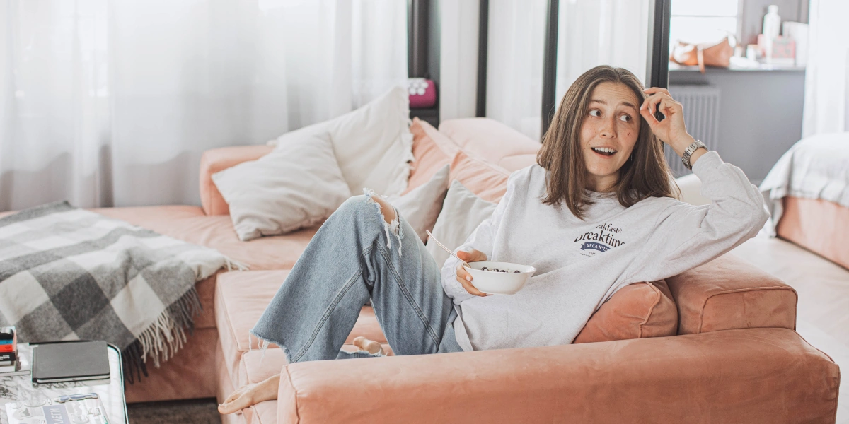 «Меня триггерят вкусняшки»: что в холодильнике у Саши Жарковой