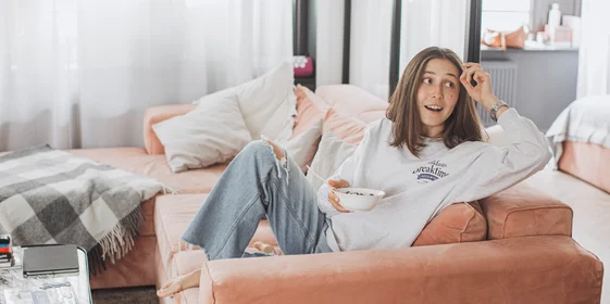 «Меня триггерят вкусняшки»: что в холодильнике у Саши Жарковой