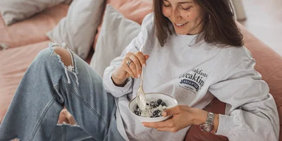 «Меня триггерят вкусняшки»: что в холодильнике у Саши Жарковой