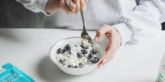 «Меня триггерят вкусняшки»: что в холодильнике у Саши Жарковой