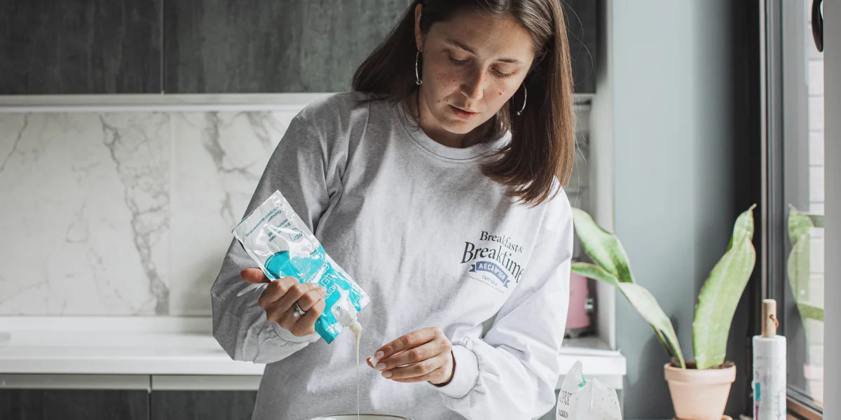 «Меня триггерят вкусняшки»: что в холодильнике у Саши Жарковой