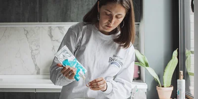 «Меня триггерят вкусняшки»: что в холодильнике у Саши Жарковой