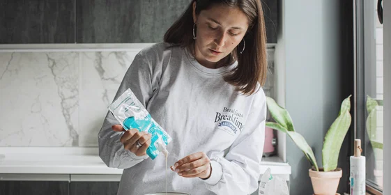 «Меня триггерят вкусняшки»: что в холодильнике у Саши Жарковой