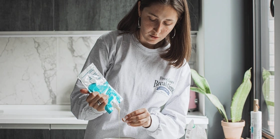 «Меня триггерят вкусняшки»: что в холодильнике у Саши Жарковой