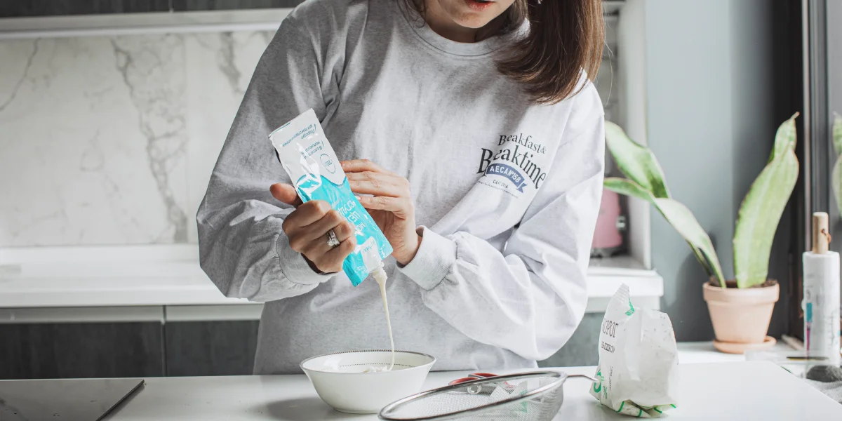 «Меня триггерят вкусняшки»: что в холодильнике у Саши Жарковой