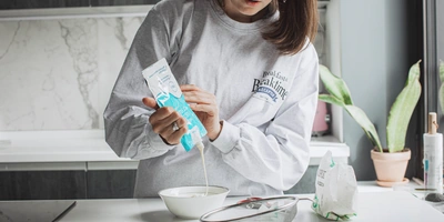 «Меня триггерят вкусняшки»: что в холодильнике у Саши Жарковой