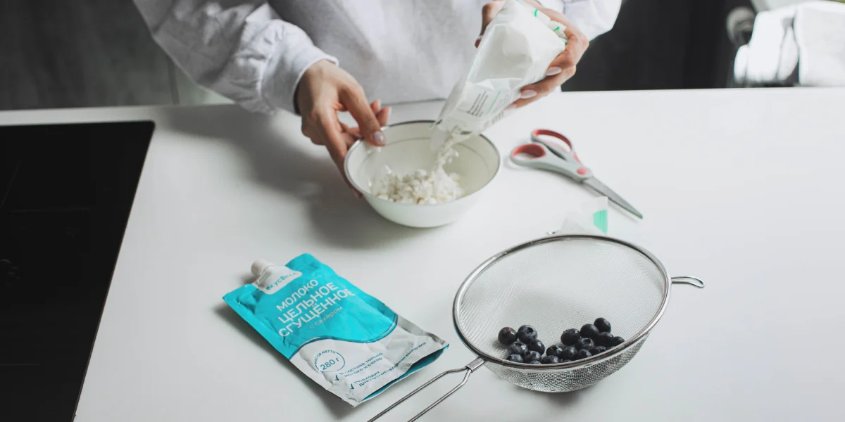 «Меня триггерят вкусняшки»: что в холодильнике у Саши Жарковой