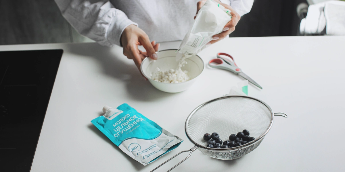 «Меня триггерят вкусняшки»: что в холодильнике у Саши Жарковой