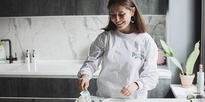 «Меня триггерят вкусняшки»: что в холодильнике у Саши Жарковой