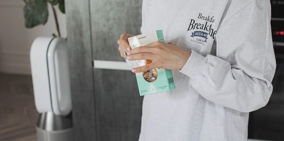 «Меня триггерят вкусняшки»: что в холодильнике у Саши Жарковой