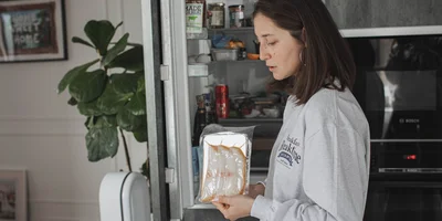 «Меня триггерят вкусняшки»: что в холодильнике у Саши Жарковой