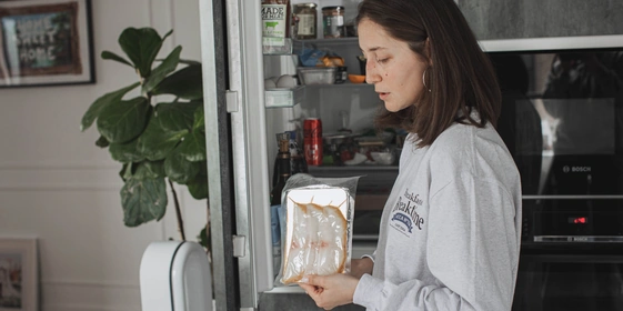 «Меня триггерят вкусняшки»: что в холодильнике у Саши Жарковой