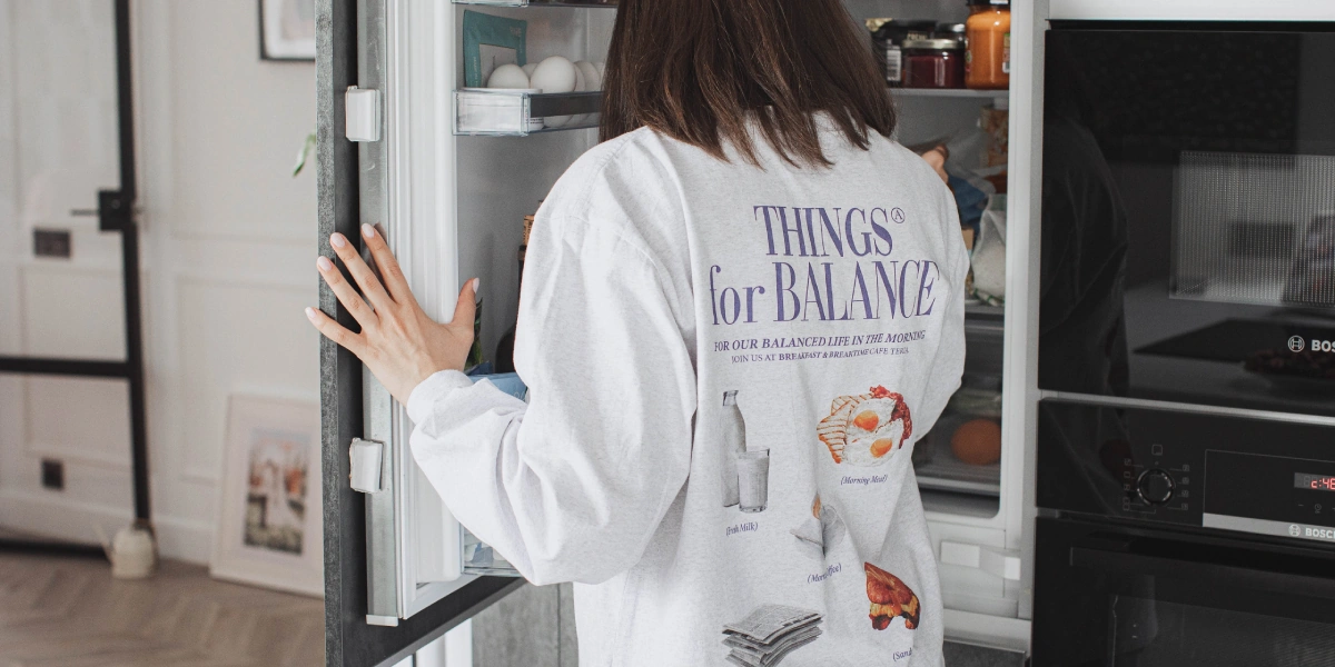 «Меня триггерят вкусняшки»: что в холодильнике у Саши Жарковой