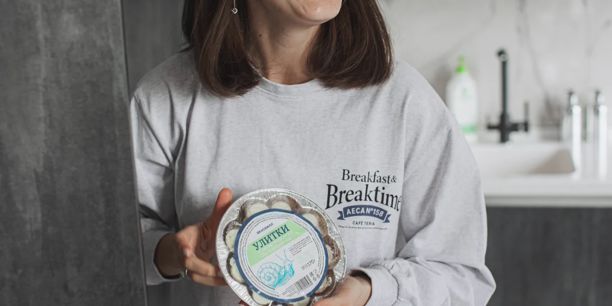 «Меня триггерят вкусняшки»: что в холодильнике у Саши Жарковой