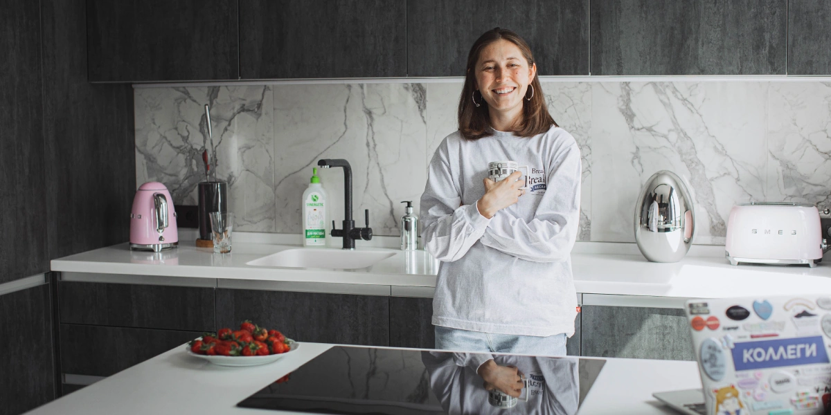 «Меня триггерят вкусняшки»: что в холодильнике у Саши Жарковой