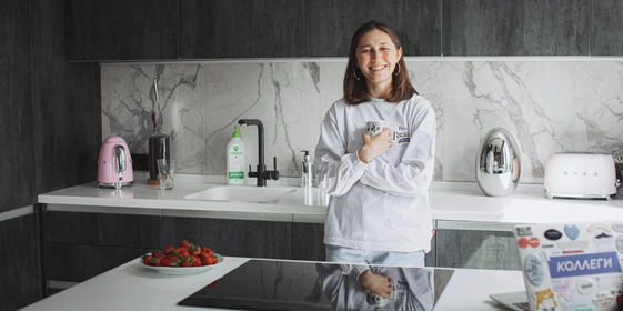 «Меня триггерят вкусняшки»: что в холодильнике у Саши Жарковой