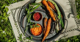 Молодые овощи на гриле с хумусом