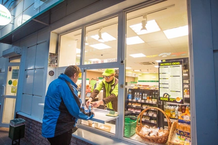 У открытого окна