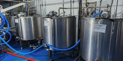 Это ёмкости для созревания. После того как мороженое сварили, соединили все компоненты, им нужно «пожить» вместе, чтобы каждый вкус лучше ощущался