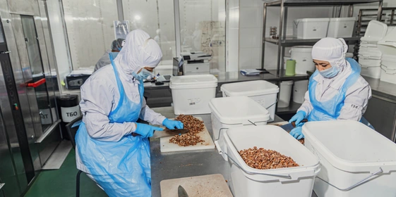 Орехи нарезают, запекают в&nbsp;печах, дают им остыть и&nbsp;только на&nbsp;фасовке добавляют в&nbsp;мороженое 