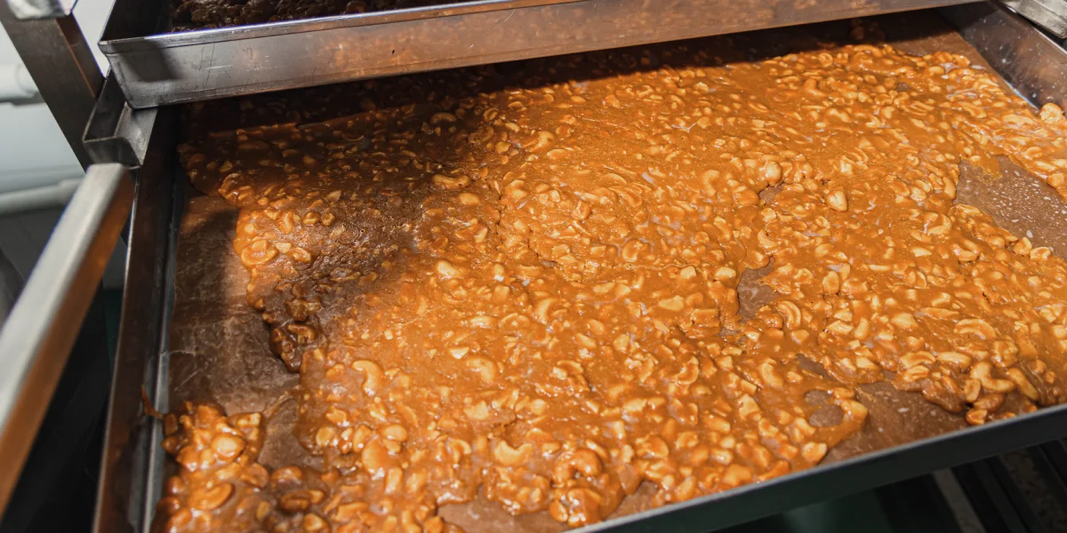 На противне остывает смесь для нового мороженого — баттерскотча с кешью в карамельном соусе