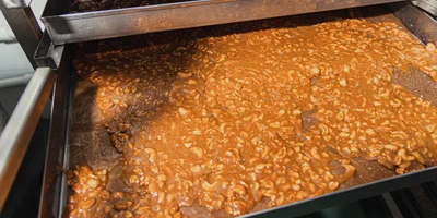 На противне остывает смесь для нового мороженого — баттерскотча с кешью в карамельном соусе