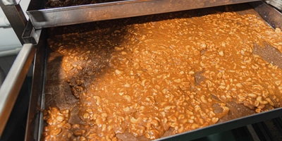 На противне остывает смесь для&nbsp;нового мороженого — баттерскотча с&nbsp;кешью в&nbsp;карамельном соусе