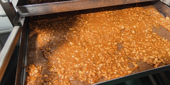 На противне остывает смесь для&nbsp;нового мороженого — баттерскотча с&nbsp;кешью в&nbsp;карамельном соусе