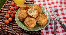Кексы с ветчиной, сыром и оливками
