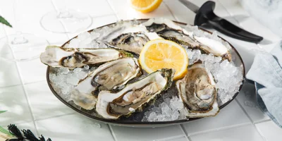 Сервируйте на охлаждённом блюде или колотом льду