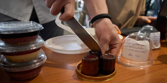 Пробуют перед запуском пирожные канеле с малиновой начинкой