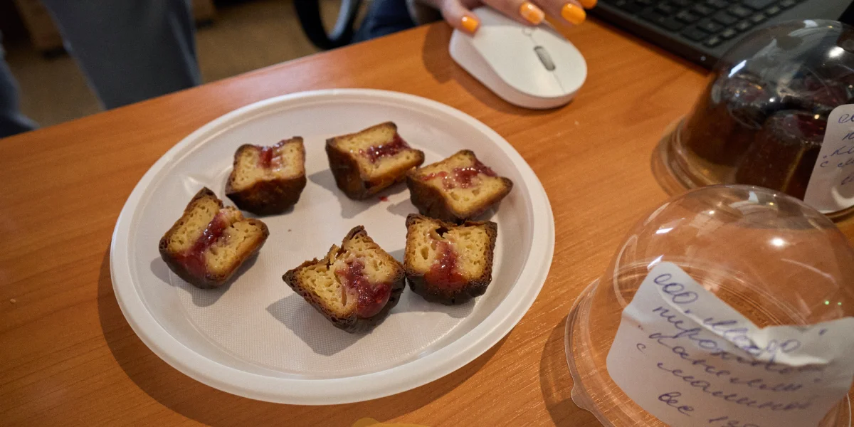 В разрезе видно, сколько начинки добавил поставщик и насколько пропечён десерт