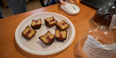 В разрезе видно, сколько начинки добавил поставщик и насколько пропечён десерт