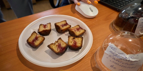 В разрезе видно, сколько начинки добавил поставщик и насколько пропечён десерт