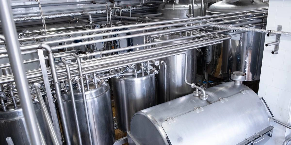 В варочном цехе замешивается будущее мороженое. Весь технологический процесс автоматизирован. Здесь установлены резервуары для&nbsp;хранения готовой смеси. В&nbsp;один такой резервуар помещается четыре тонны смеси