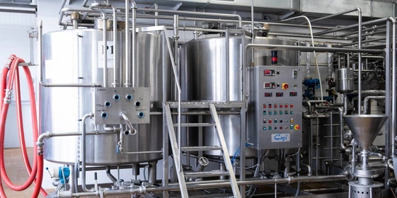 Соединение молока с&nbsp;другими составляющими мороженого проходит в&nbsp;смесителе. В&nbsp;подогретое до&nbsp;температуры 37–40 градусов цельное молоко в&nbsp;потоке через смеситель вносят сгущённое молоко, а затем подаются сухие ингредиенты — например, сахар и&nbsp;молоко сухое и&nbsp;т.д. Смесь циркулируется и&nbsp;хорошо размешивается