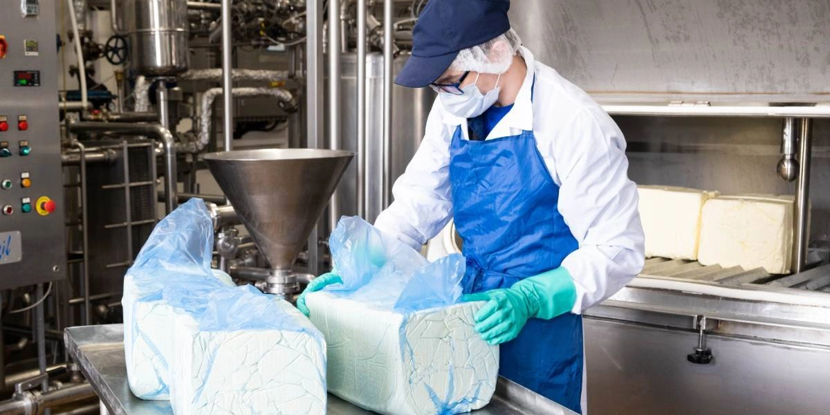 После того как температура достигнет +50-55 градусов, в&nbsp;смесь добавляют растопленное сливочное масло. Один брикет весит 20 килограммов